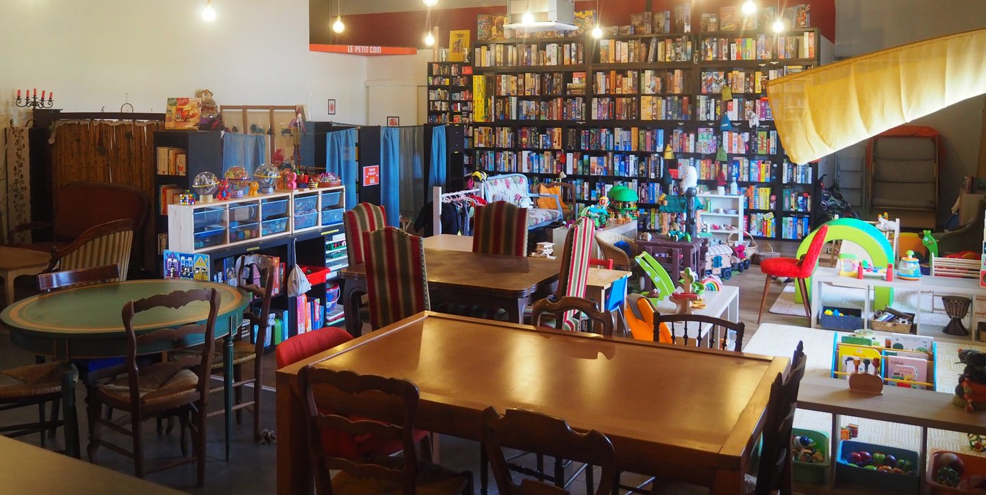Espace restauration et de jeu : 746 jeux de société et jouets pour tous les âges et tous les goûts. 