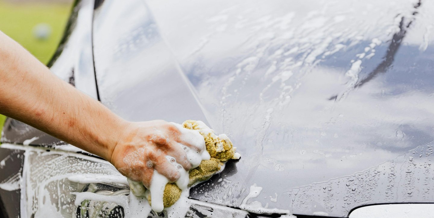 Professionnel lavant une voiture avec soin