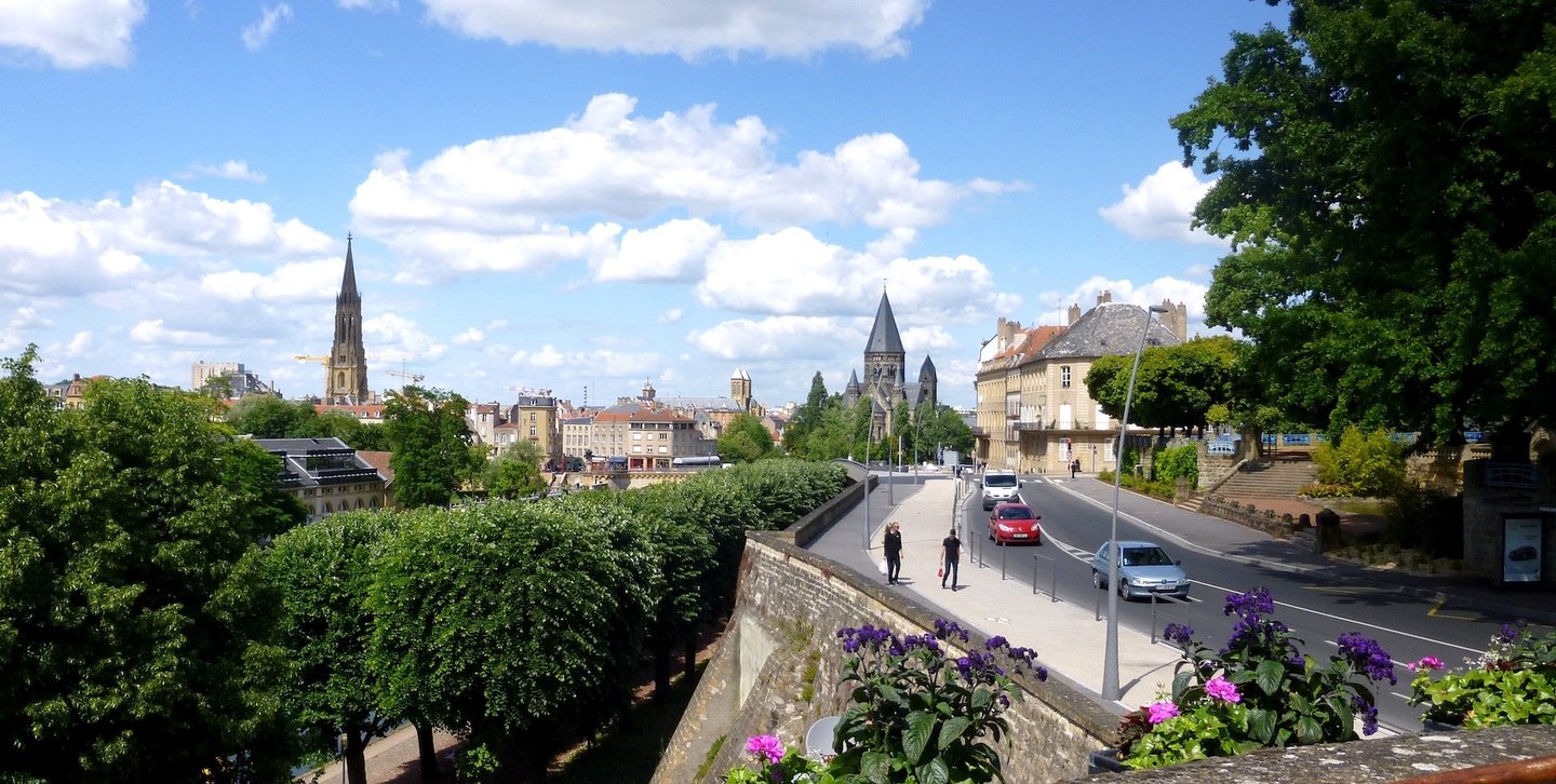 Panorama depuis le Belvédère de l’Esplanade à Metz, offrant une vue imprenable sur la Moselle, les toits de la ville et les e