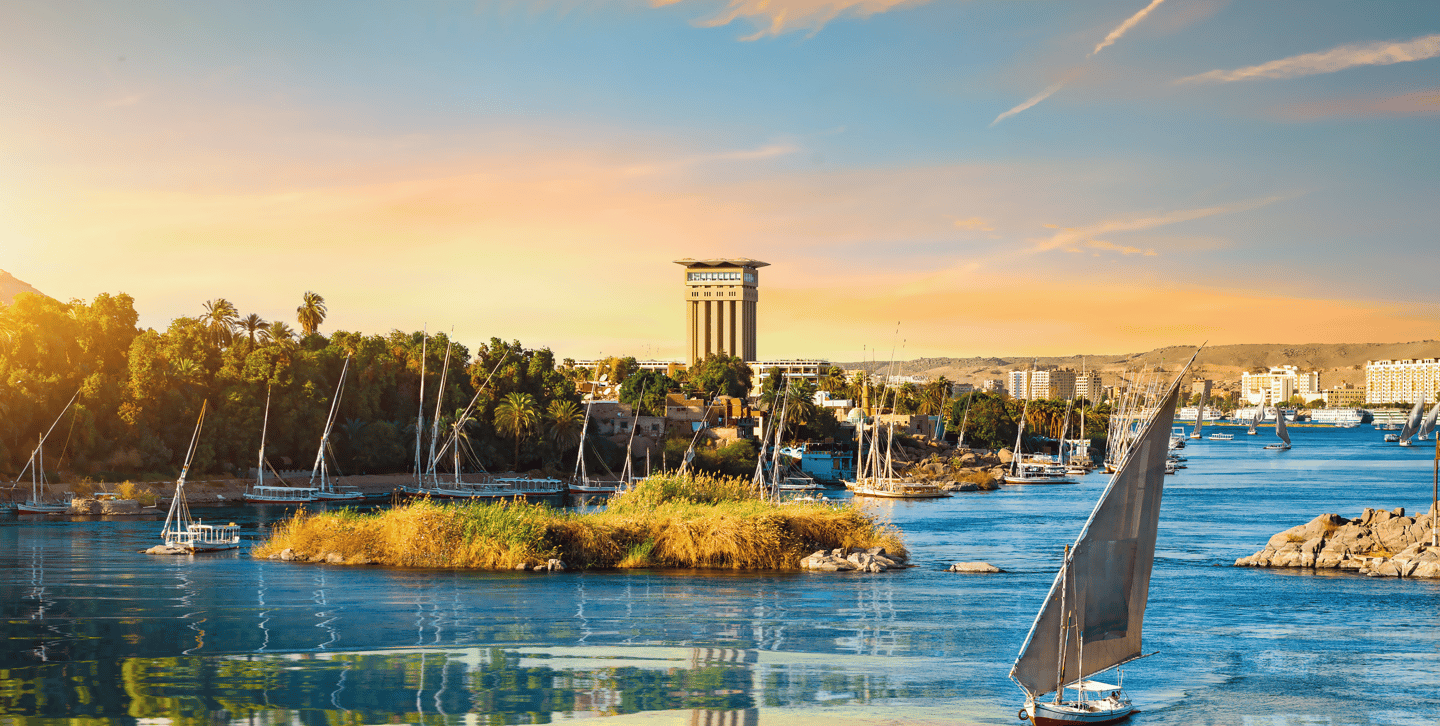 El Nilo es el corazón de Egipto y recorrerlo en un crucero es una experiencia única que combina historia, cultura y paisajes 