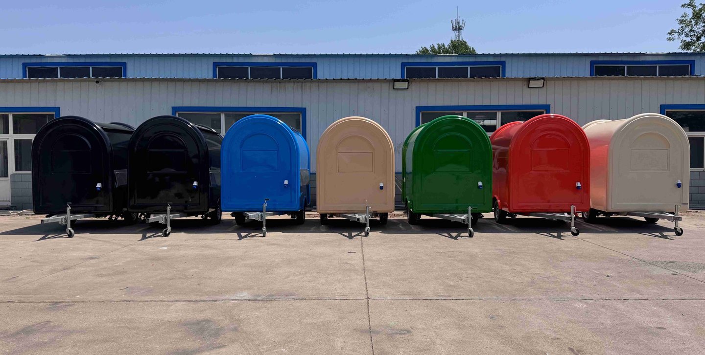 Gamme complète de foodtrucks demi-ronds TF-DM Classic certifiés Vincotte, présentés en différentes couleurs RAL disponibles s