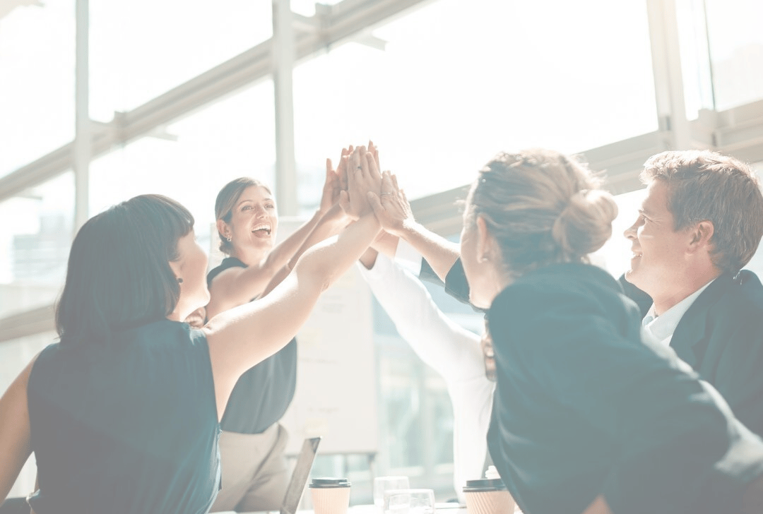 Équipe se tapant dans la main symbolisant l’engagement pour la santé mentale en entreprise