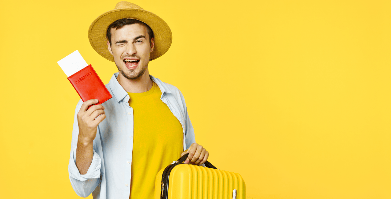 Étudiant souriant lors de son premier jour en entreprise, illustrant la réussite de son intégration 