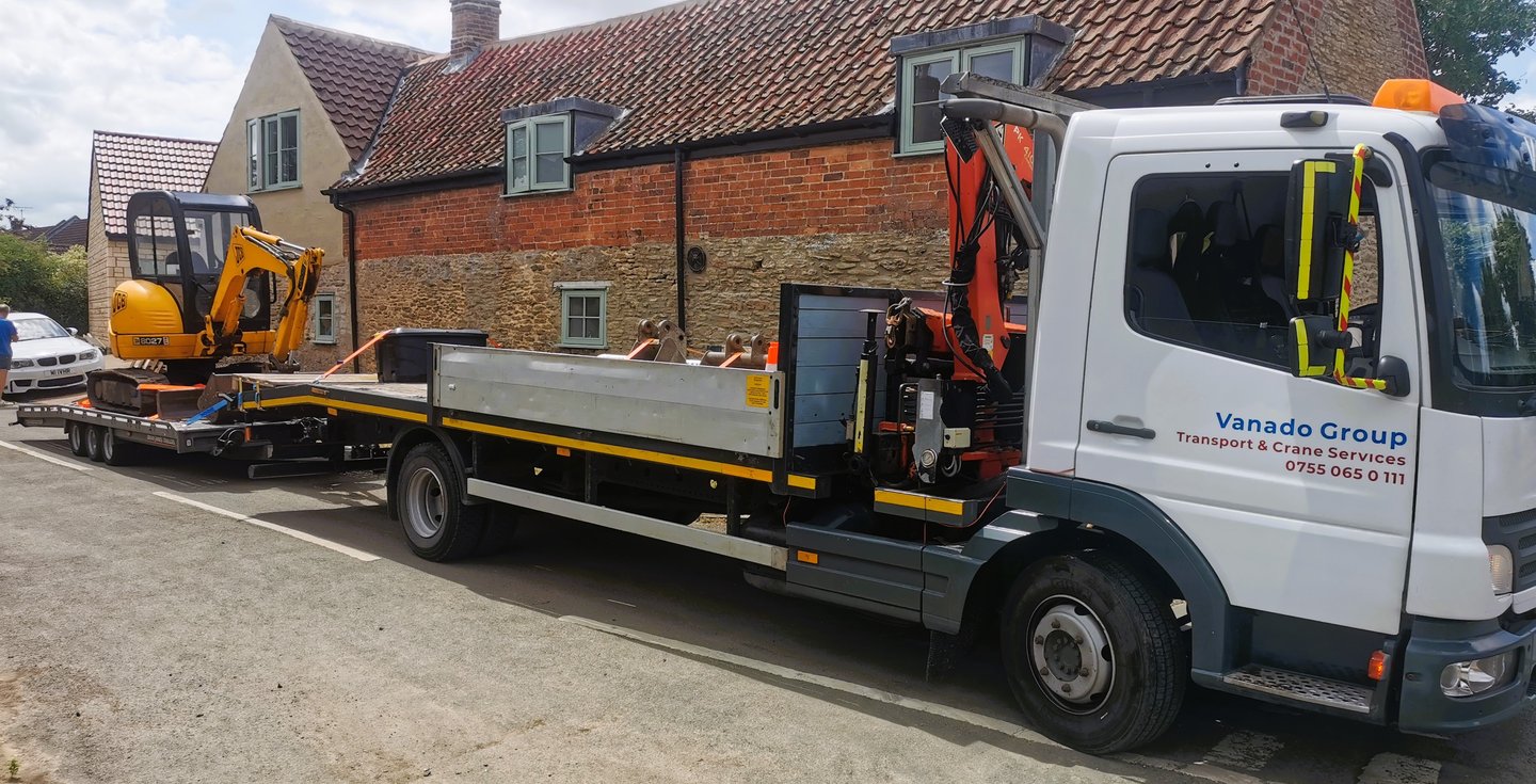 Transport-hiab-crane-plant-digger-Grantham.jpg