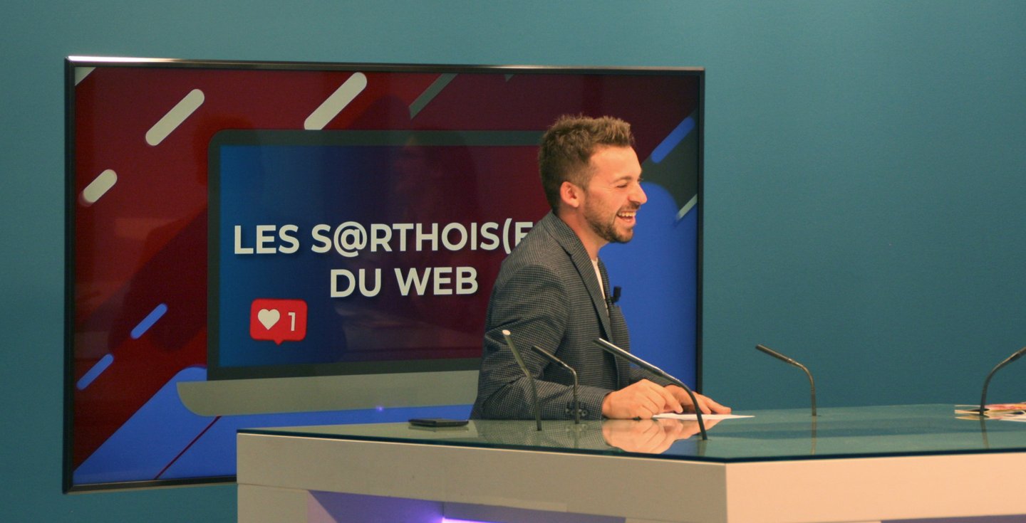Rire de l'animateur et journaliste sarthe Aurélien Cailloce lors d'un direct sur LMtv Sarthe 