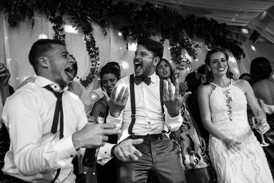 en plena fiesta los novios y amigos