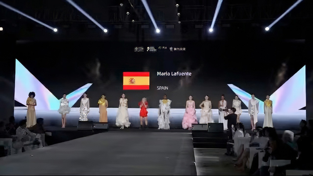 María Lafuente triunfa en la World Fashion Week China 2024 con su moda sostenible y artística
