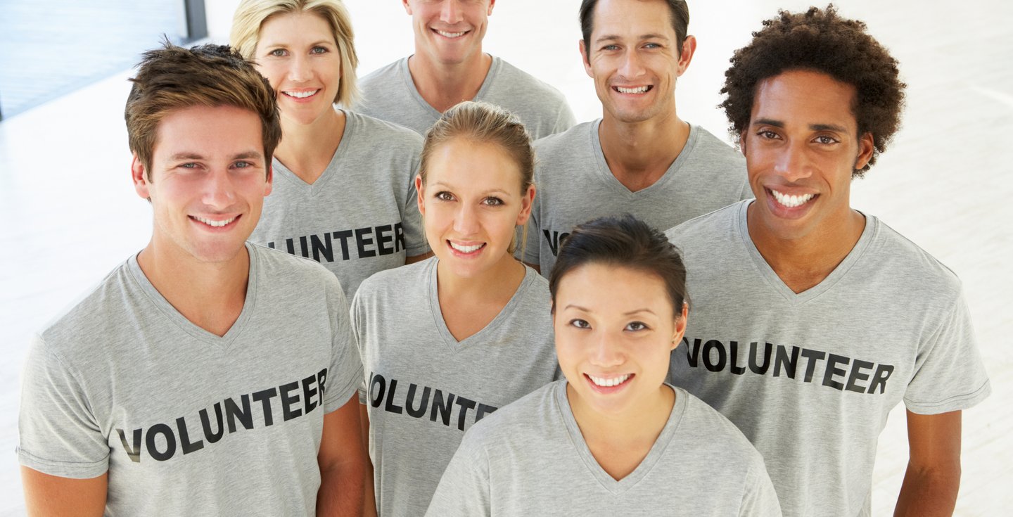 7 volunteers smiling for a picture