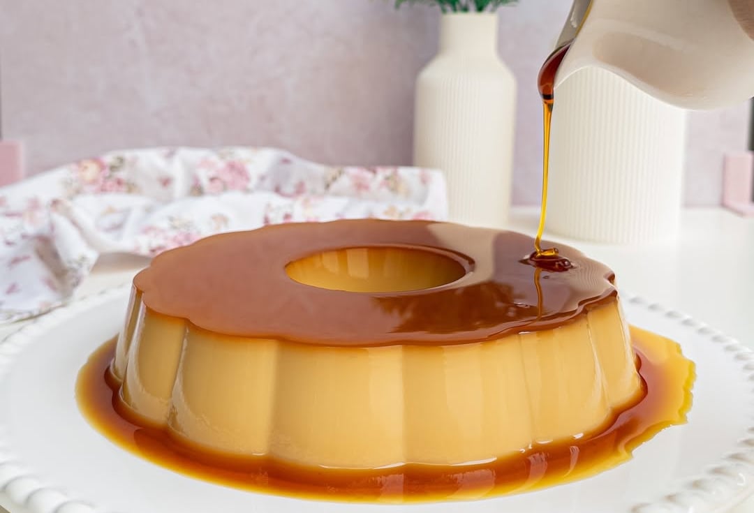 Pudim artesanal Topdim feito com Leite Moça e calda de caramelo, pudim tradicional