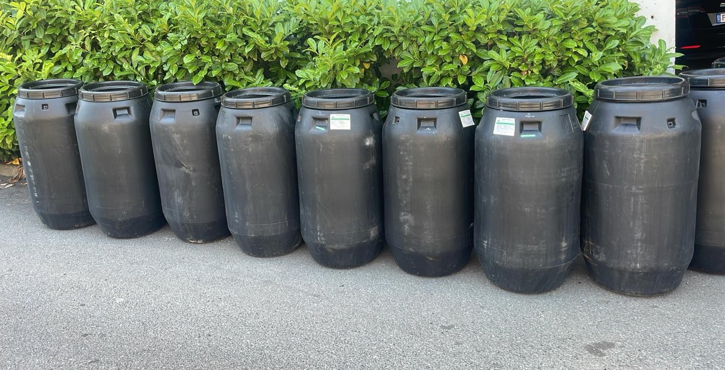 rangée de fûts noirs