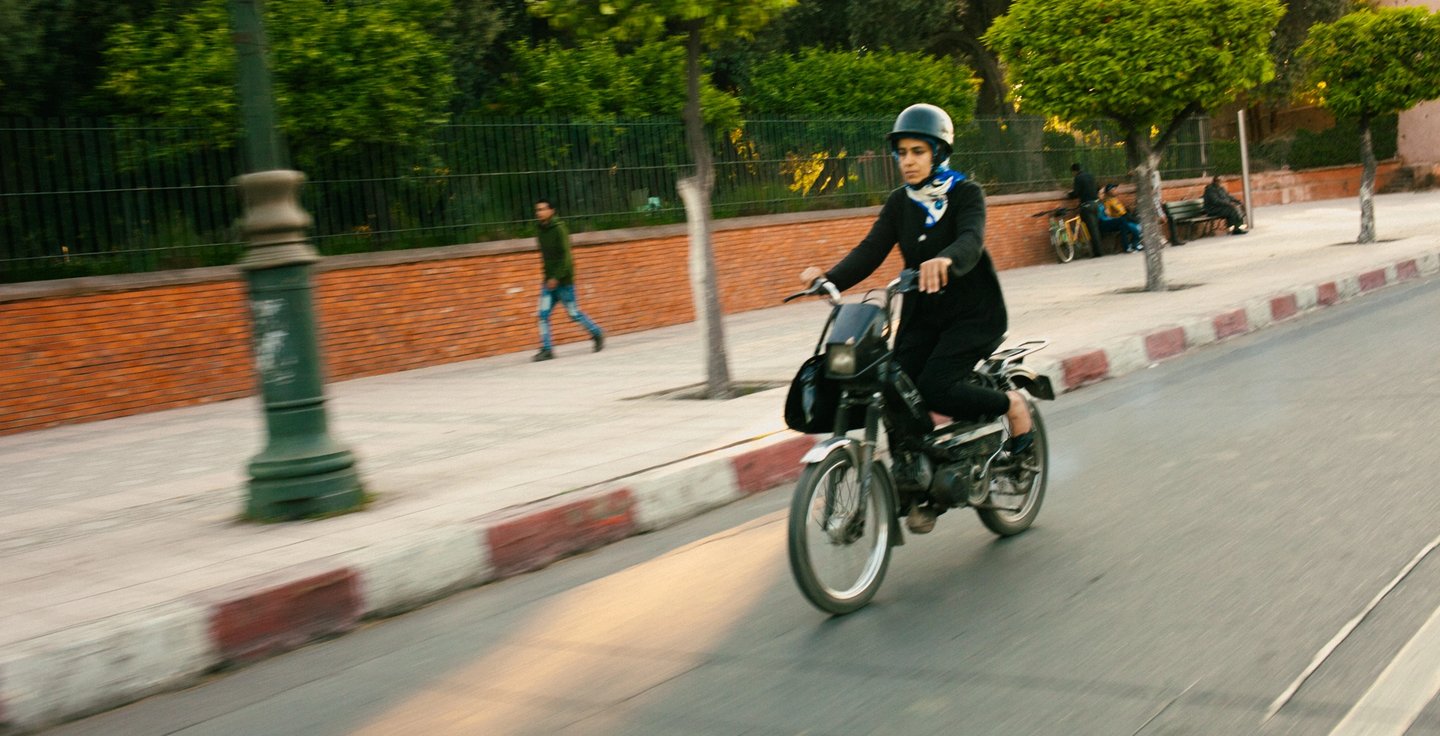 Marrakech es una ciudad moderna que está en expansión y crecimiento y prueba de ello es esta imagen de una mujer en moto