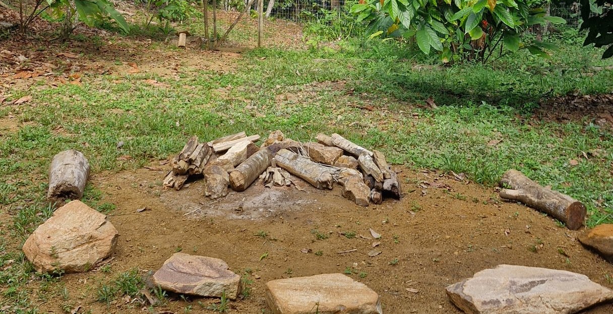Fogueira ritualística central da Casa Cura em Itacaré, Bahia. Espaço sagrado de vivências e rituais 