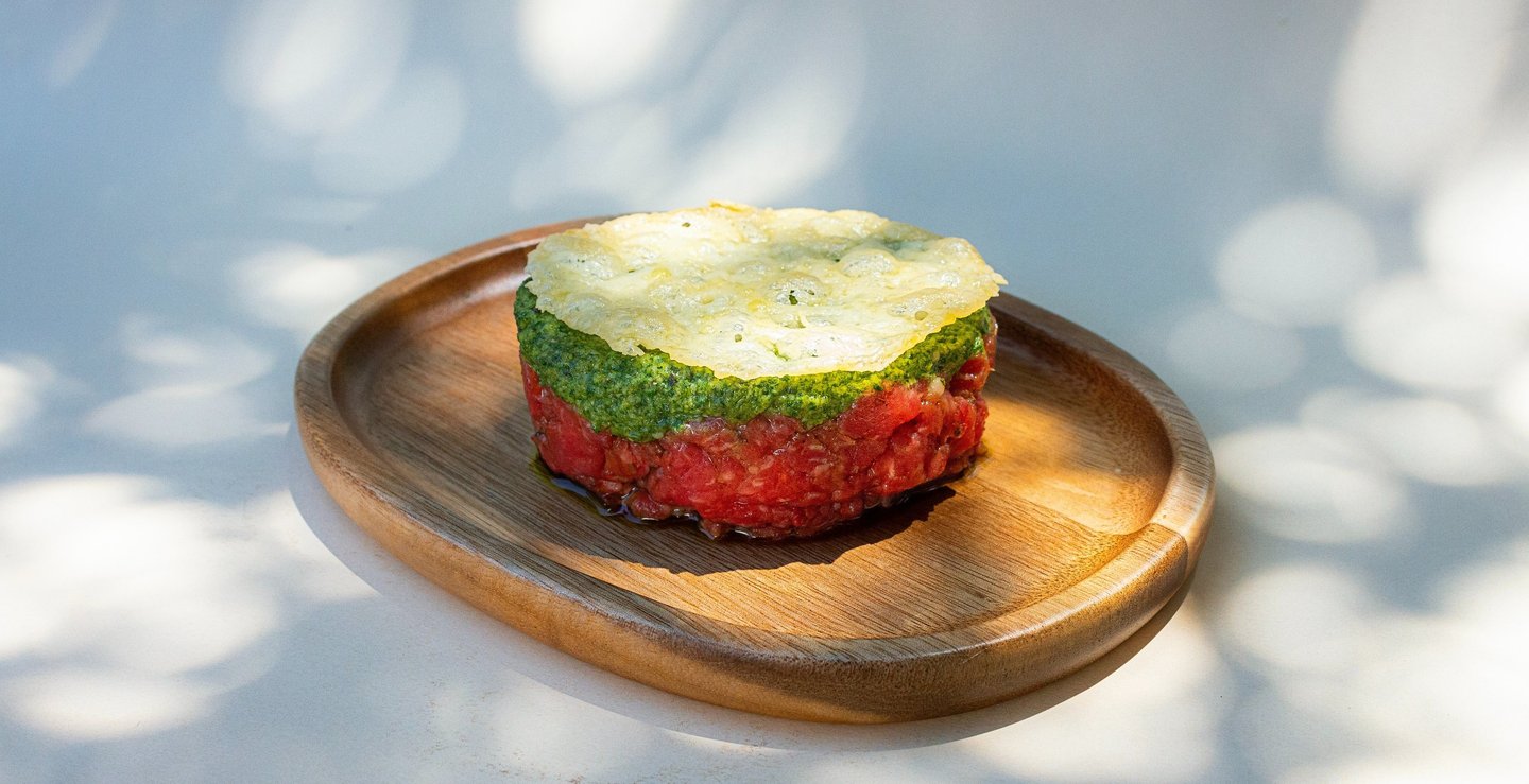Tártaro de res con pesto casero y tuille de parmesano