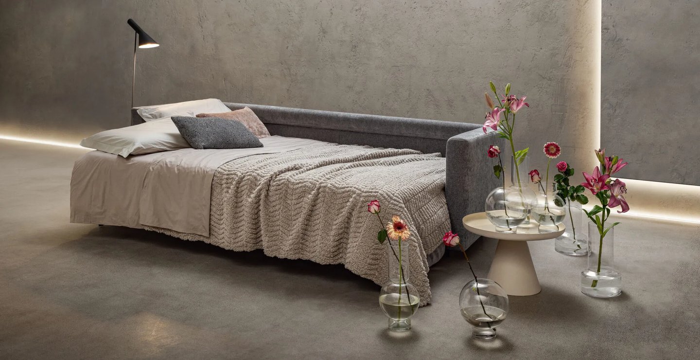 Divano letto trasformabile con materasso integrato per uso quotidiano