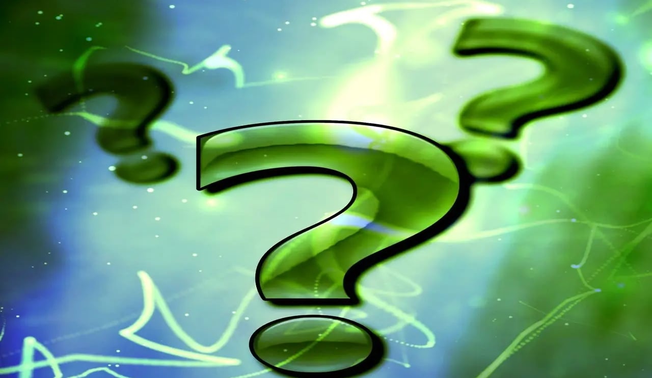 Trois gros points d'interrogation verts symbolisant les questions que peuvent poser les internautes