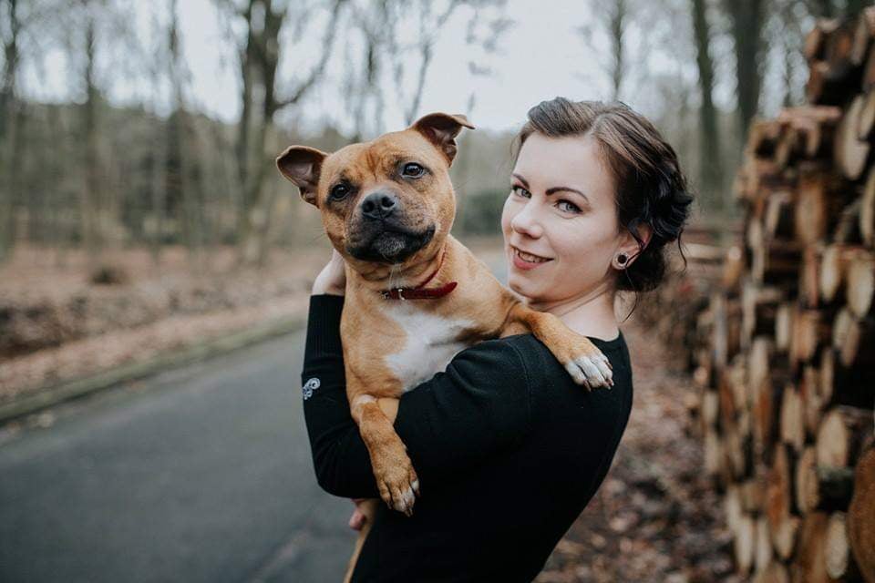 Susanne Scholl von SusaDogs mit ihrem Hund