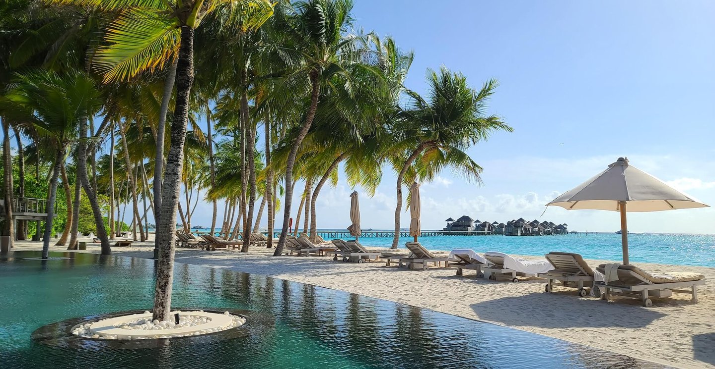 gili-lankanfushi-maldives-pool-beach
