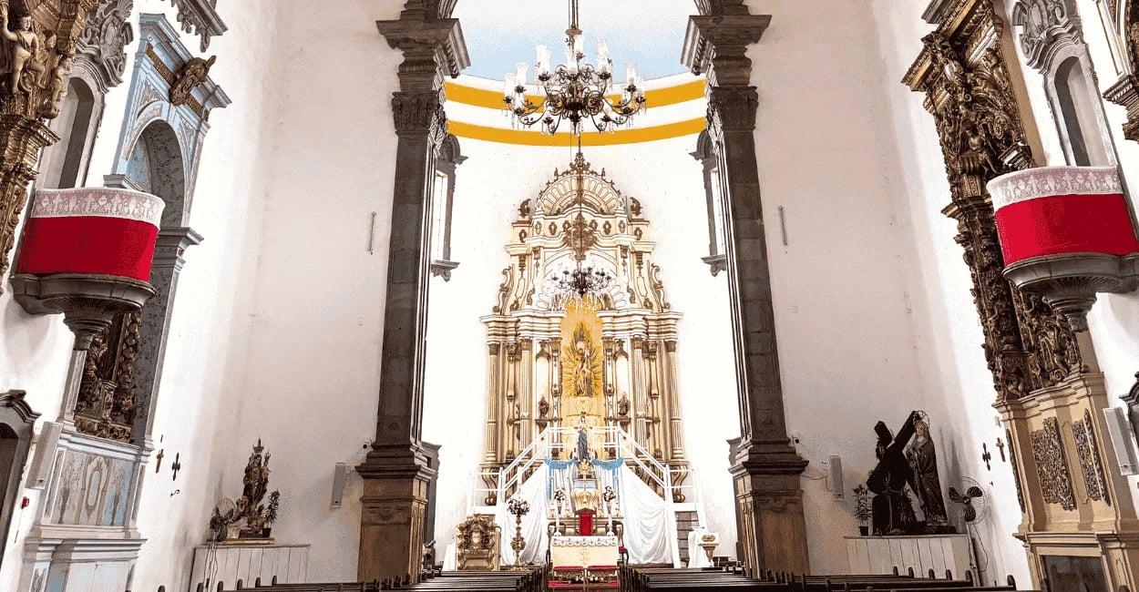 Altar da Igreja Matriz de Barão de Cocais, com detalhes barrocos, colunas internas e decoração