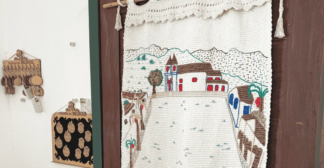 Peça artesanal na Casa das Tecelãs de Brumal MG, com tecido bordado, arte têxtil