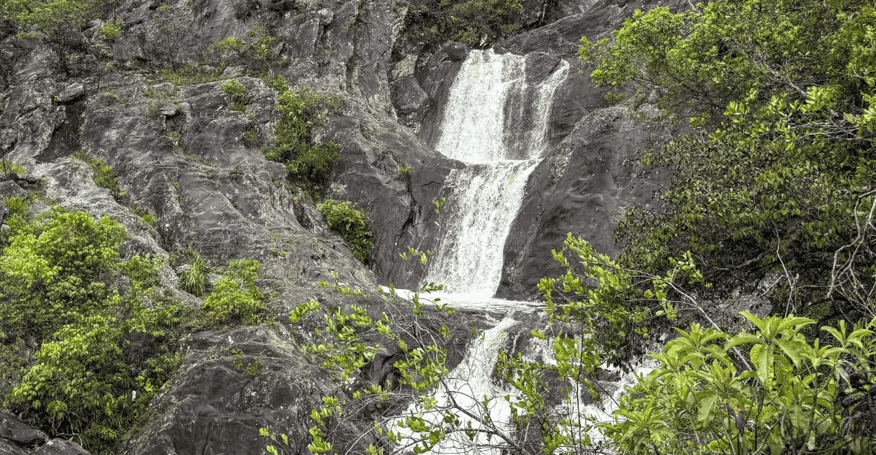 Cachoeira Bom Despacho entre quedas d’água, rochas e vegetação em Santa Cruz de Minas