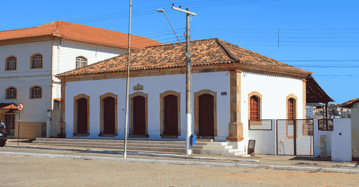 Casa do periodo colonial de cor branco, detalhes de pedra sabão em Ouro Branco MG