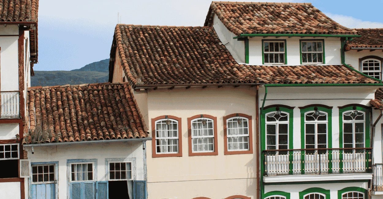 Casas do periodo coloial, com cores alegra em Ouro Preto, MG