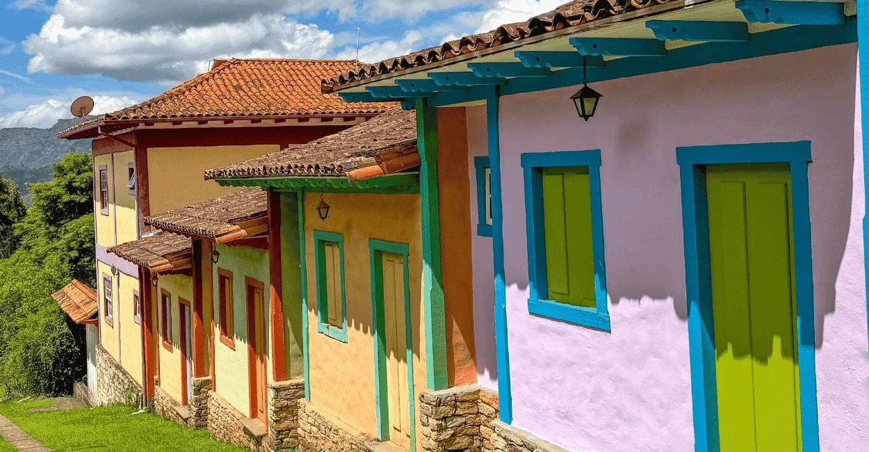 Casas coloridas de cores lilás, amarelas e janelas com tons fortes, em Lavras Novas Minas Gerais