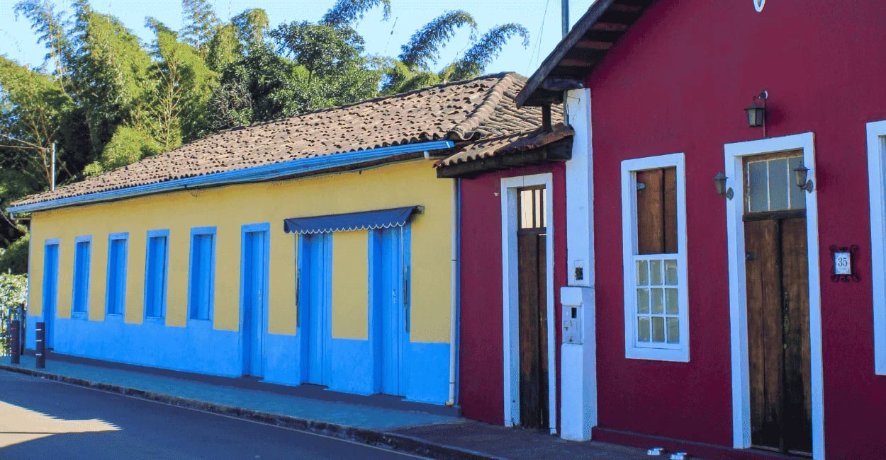 Casas históricas coloridas em Lobo Leite, Minas Gerais, com portas e janelas em tons vivos
