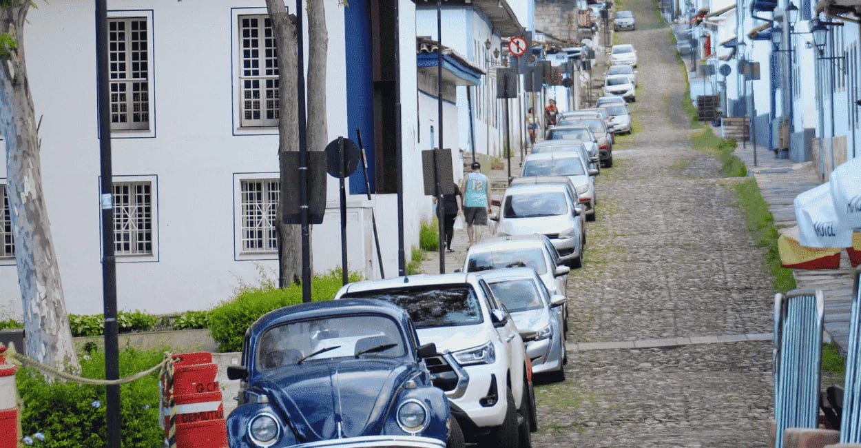 Centro historico com ruas de pedras em Mariana, com um fusca azul na foto