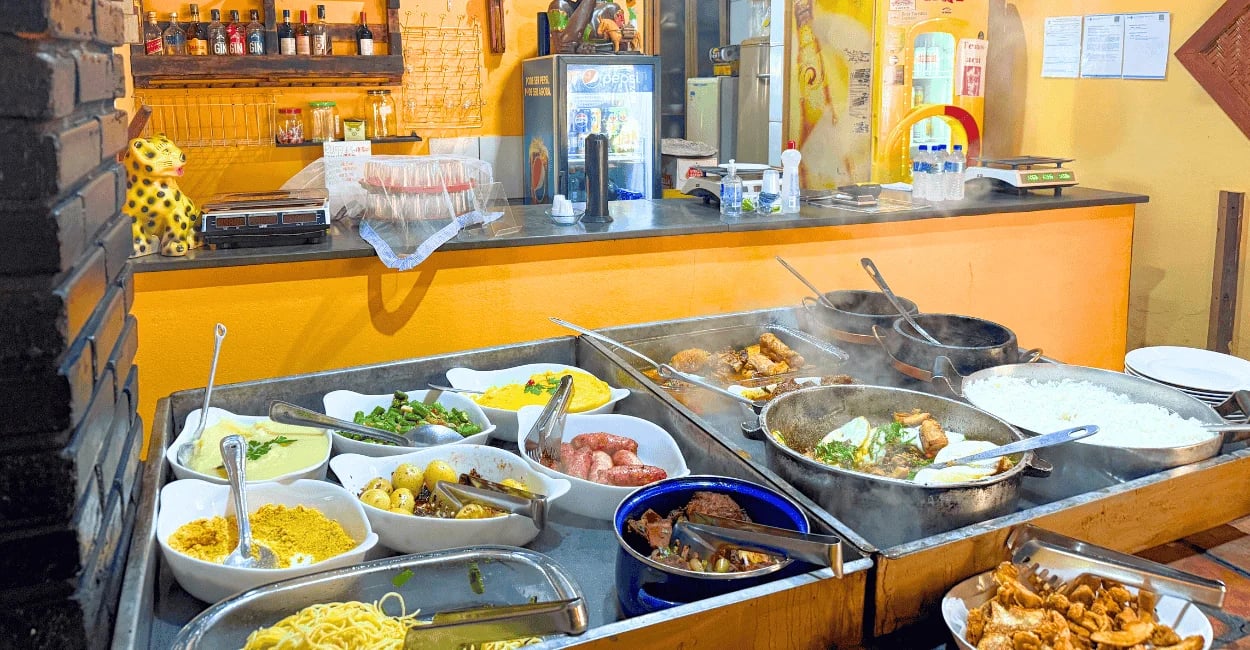 Fogão a lenha, com comida mineira no Restaurante Catana da Serra em Acuruí, Minas Gerais