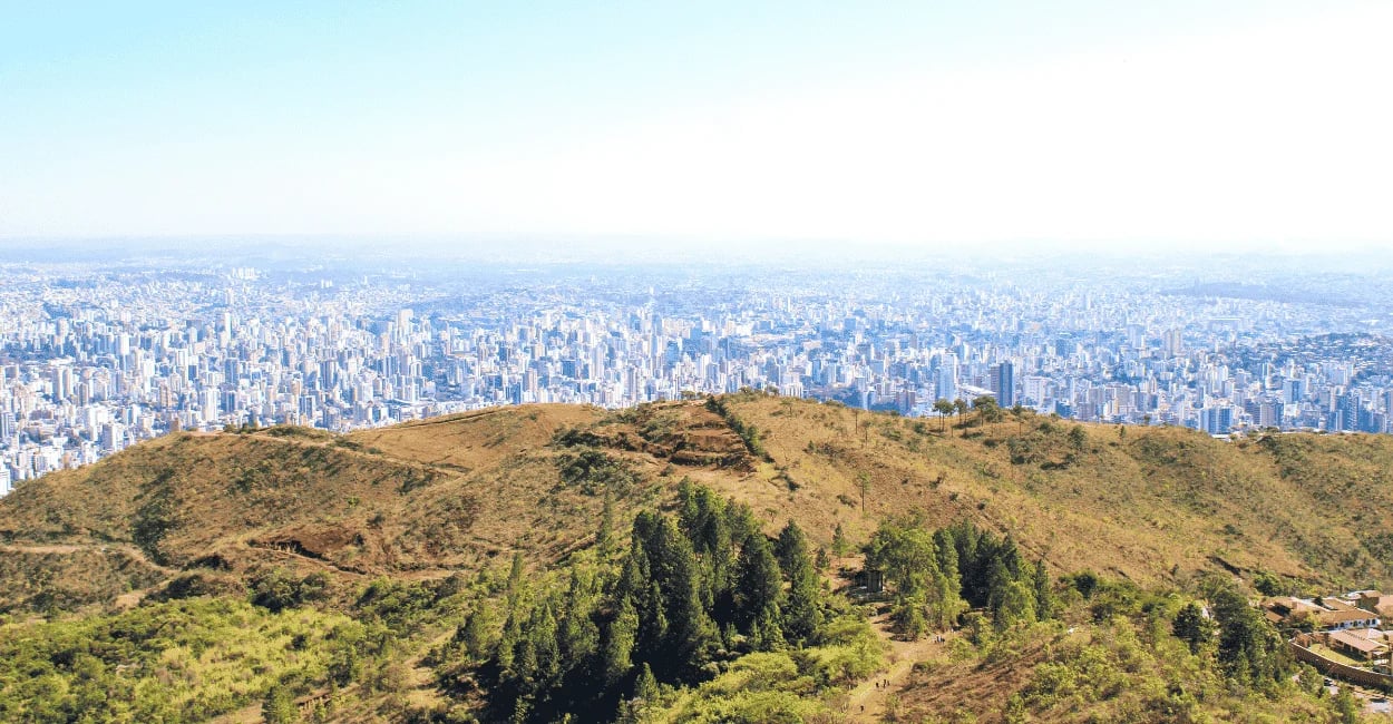 Vista panoramica do mirante da Serra do Curral da grande BH, com diversas construções e vegetação