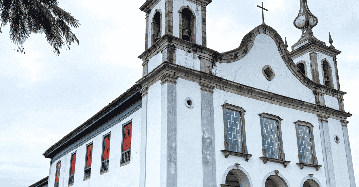 Igreja Matriz de Nossa Senhora da Conceição em Catas Altas, na praça central da cidade