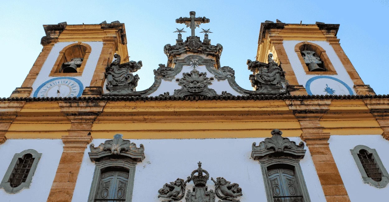 Fachada da Igreja de Nossa Senhora do Carmo, em Sabará, com torres, sinos e detalhes barrocos