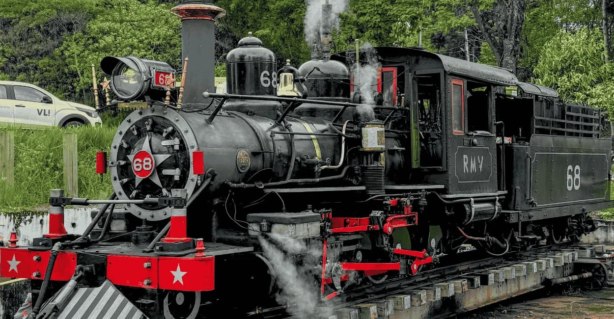 Maria Fumaça de São João del-Rei com locomotiva a vapor, detalhes vermelhos e trilhos históricos