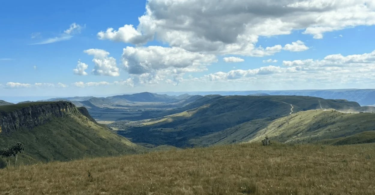Vista panorâmica dos cânions e campos da Serra da Canastra sob céu azul com nuvens em Minas Gerais