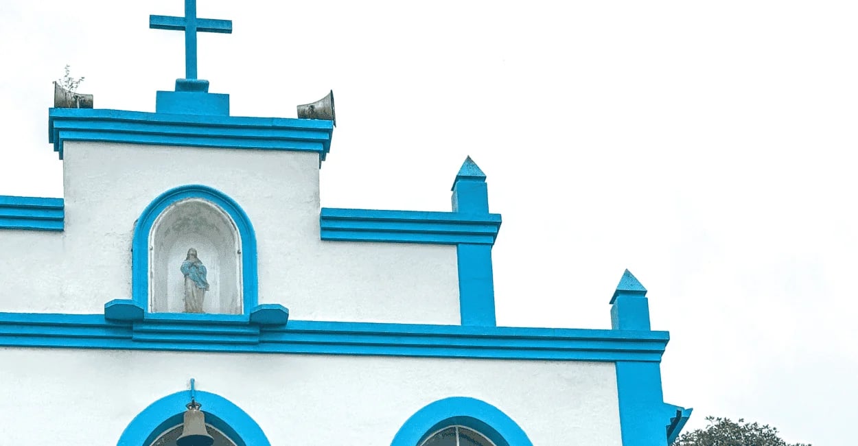 Vista superior da Igreja de Nossa Senhora da Conceição, com a santa e detalhes brancos e azuis