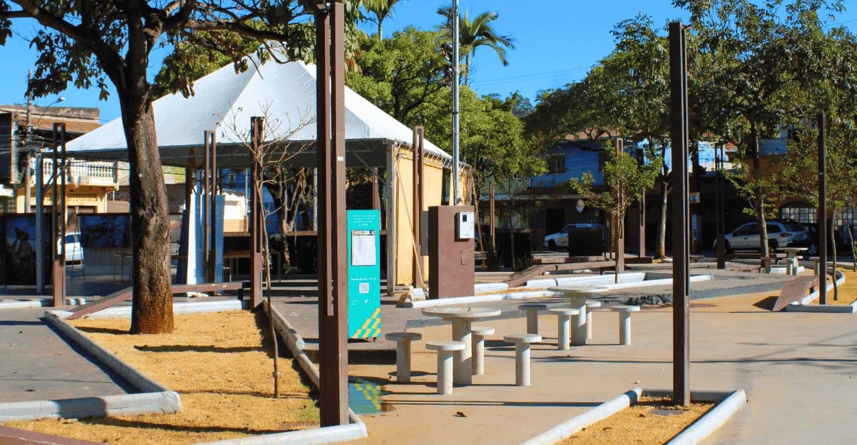 Praça com banco e árvore no centro de Honorio Bicalho, distrito de Nova Lima MG