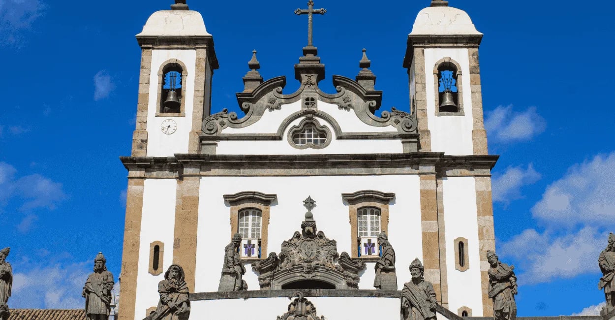 Fachada da Basílica do Senhor Bom Jesus de Matosinhos com esculturas dos profetas em Congonhas