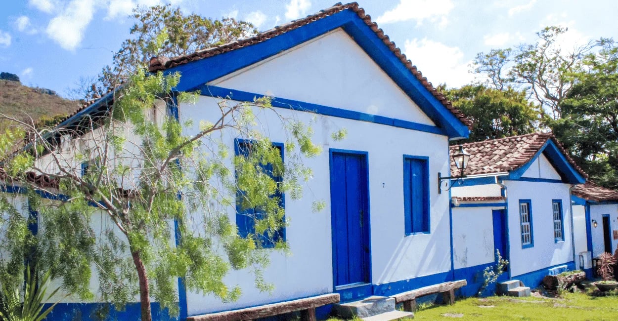 Casas brancas com detalhes azuis na Vila do Biribiri, em Diamantina