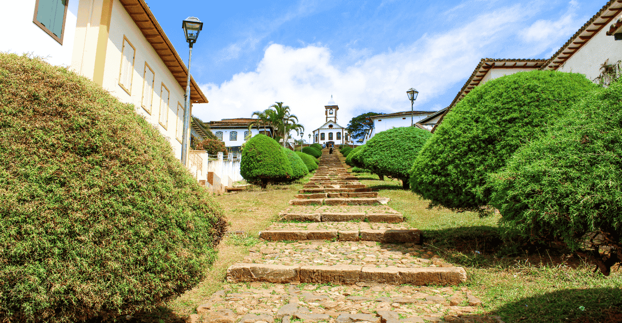 Escada famosa da Igreja de Santa Rita em Serro, MG, com degraus e arbustos em volta