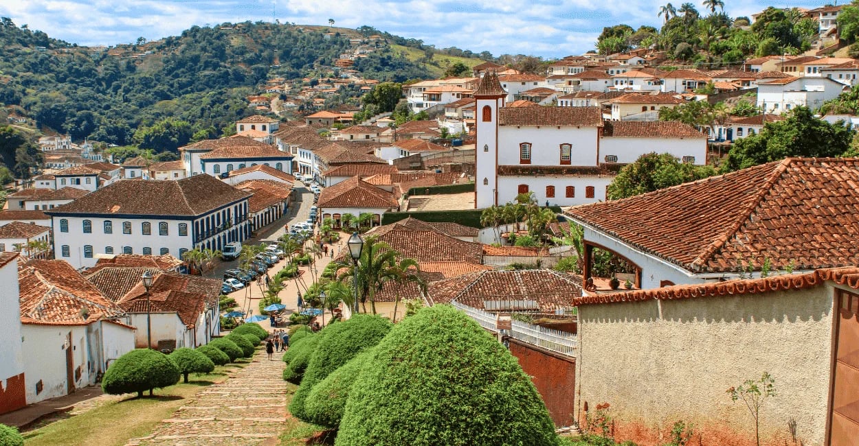 Vista do centro histórico de Serro MG com casario colonial, igreja e ladeira de pedras em destaque