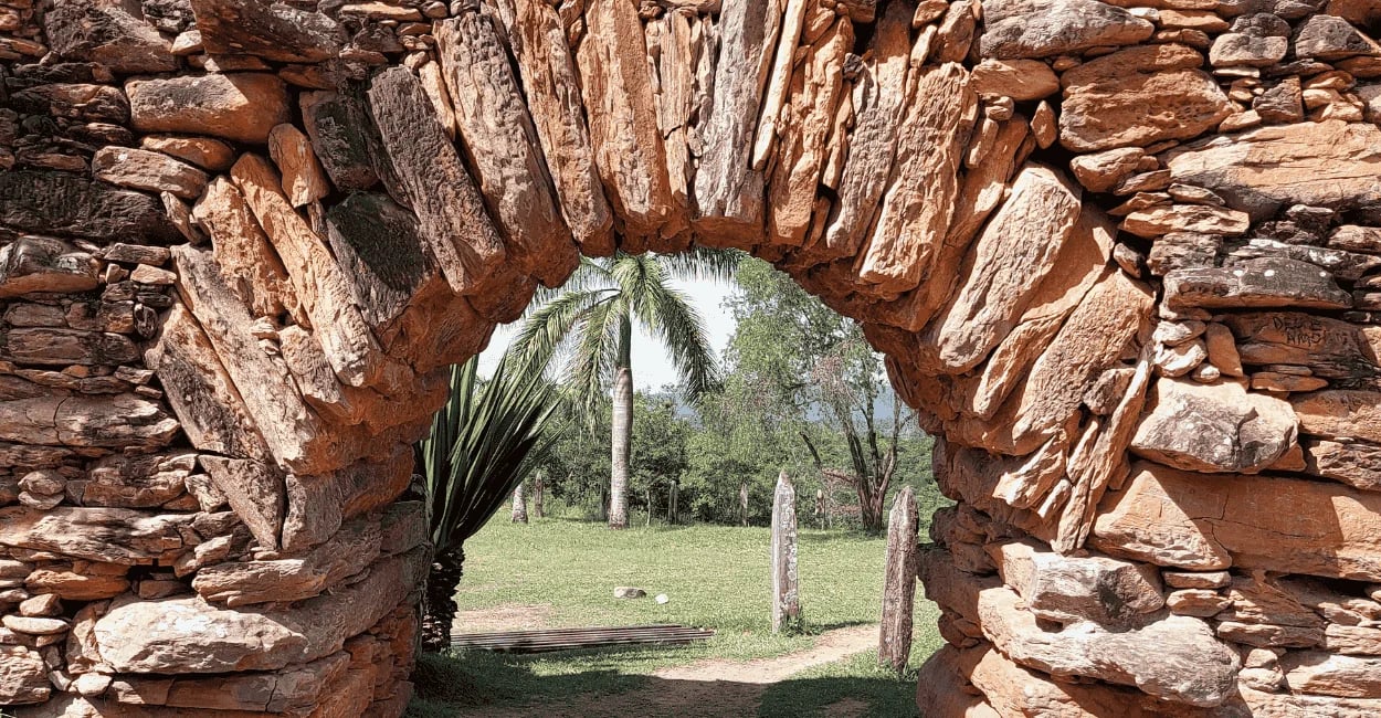 Vista frontal do Bicame de Pedra com um arco, aqueduto secular em Catas Altas MG
