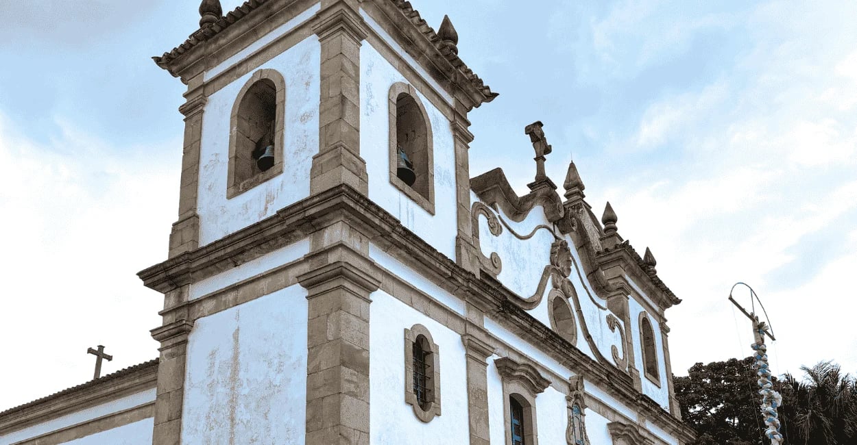 Vista lateral da Igreja Matriz de Santo Antônio em Glaura Minas Gerais, cor brancva e detalhes em pe