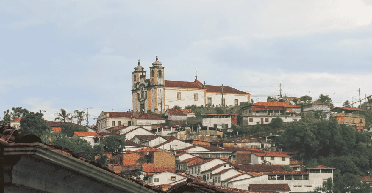 Vista da Igreja de Santa Efigênia em Ouro Preto, com casas em volta