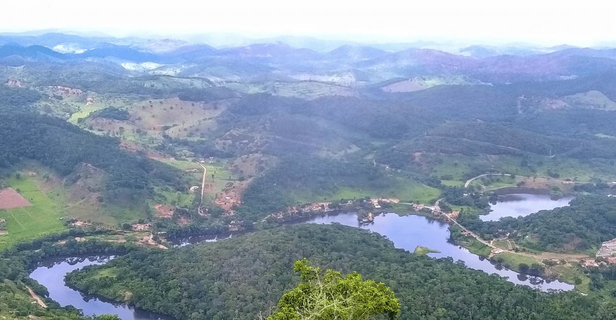 Vista panorâmica de lagoas, morros e áreas rurais no município de Ladainha, em Minas Gerais