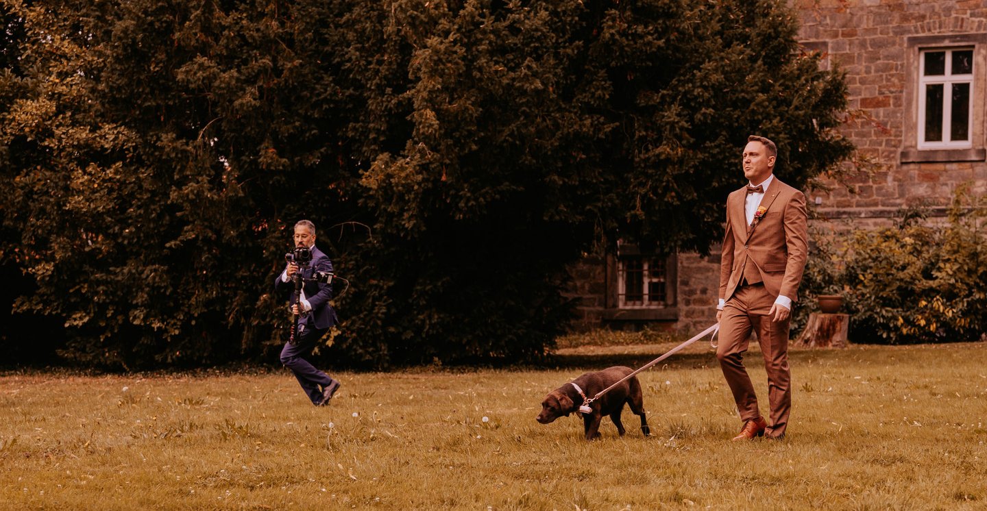 Foto vom besten Hochzeitsvideografen für Hochzeitsvideos der grade bei der Arbeit ist.