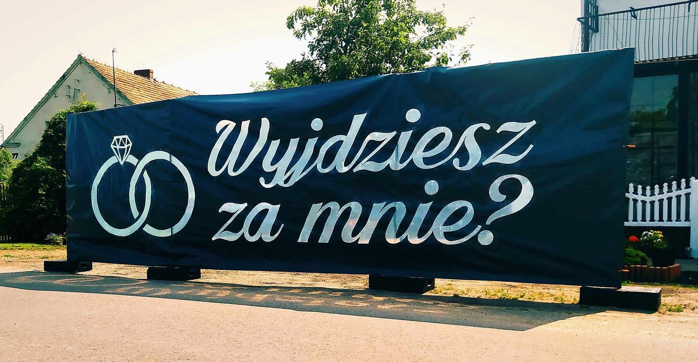 wyjdziesz za mnie? wyjątkowe zaręczyny nietypowy pomysł pirotechnika baner