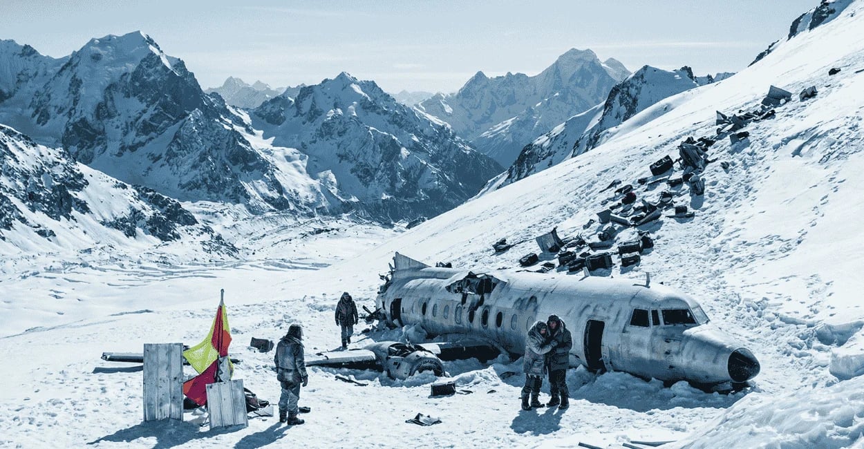 Uma cena de sobreviventes perto de um avião de hélice acidentado e destroços nas montanhas dos Andes
