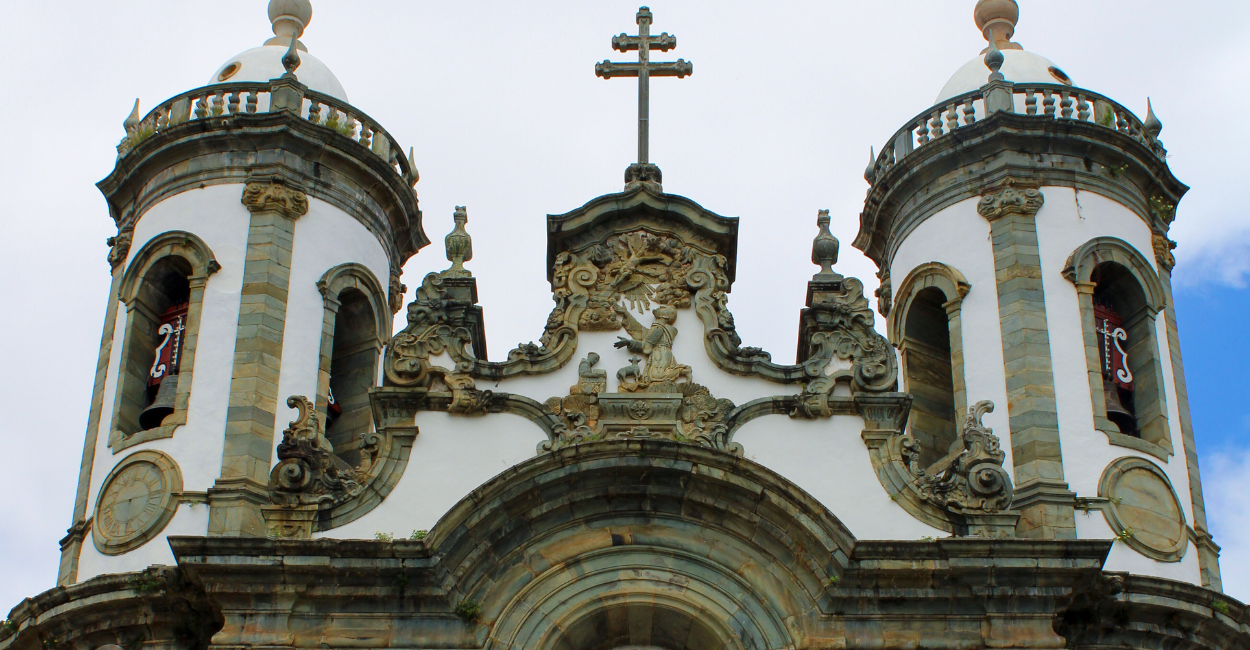 Igreja com torre e sino no estilo barroco na cidade historica de São João del Rei, em Minas Gerais