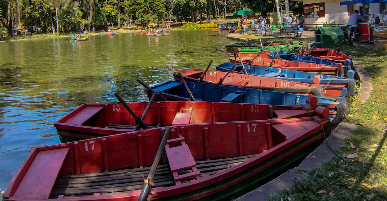 Barcos na lagoa principal do Parque Municipal de Belo Horizonte, ponto turistico em MG